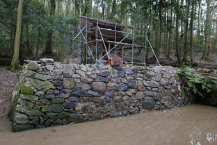 青龍殿前 お堀石積修復の様子1