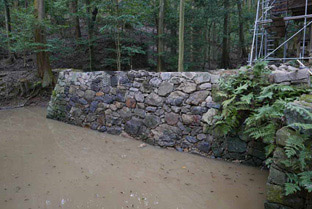 青龍殿前 お堀石積修復の様子2