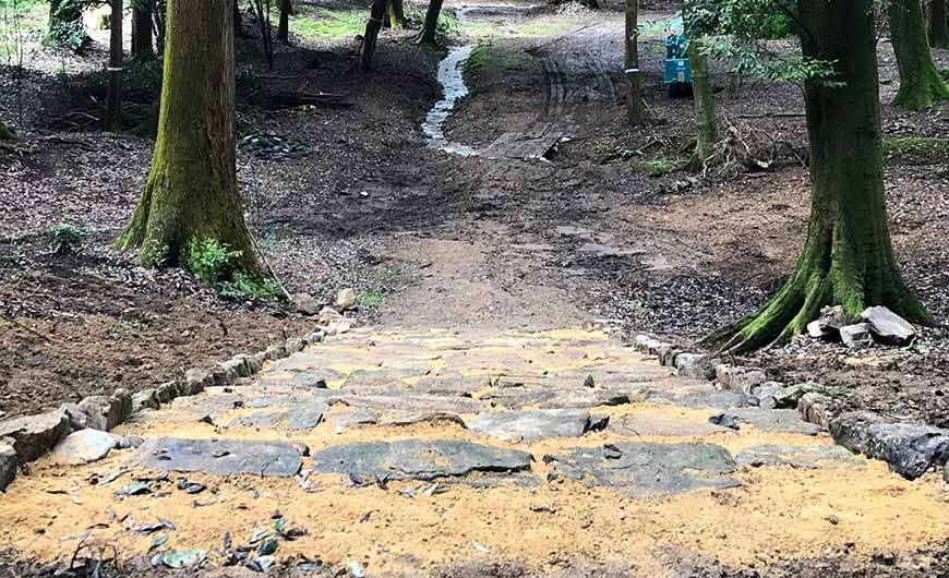 青龍殿前 石階段修復の様子2