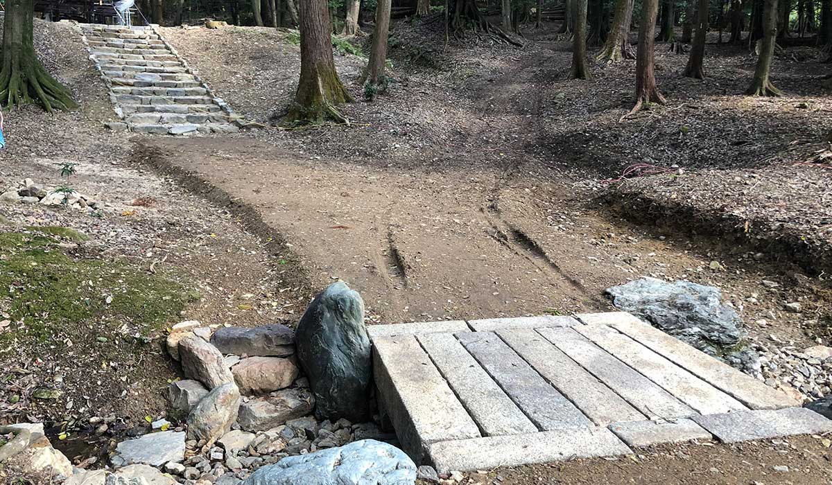 青龍殿前 参道整備開始