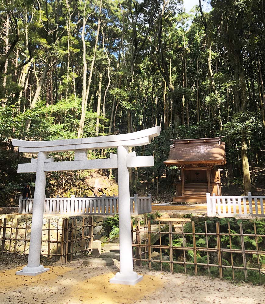 青龍殿 鳥居 及び 玉垣 の再建の様子2